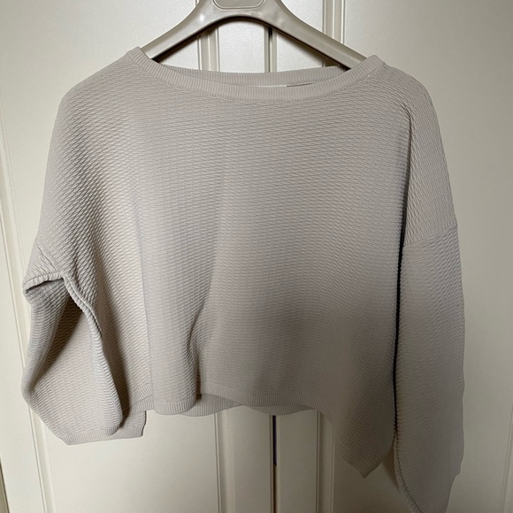 VICOLO CROPPED SWEATER . CREWNECK CREAM , MEDIUM TEXTURED . - Picture 12 of 12